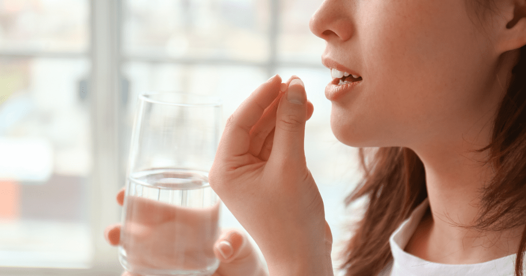 薬を飲む女性